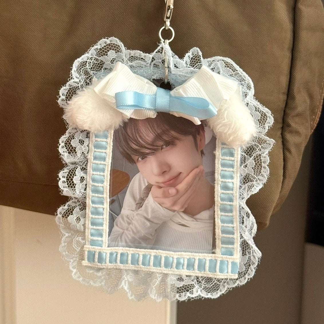 Puppy lace toploader keychain